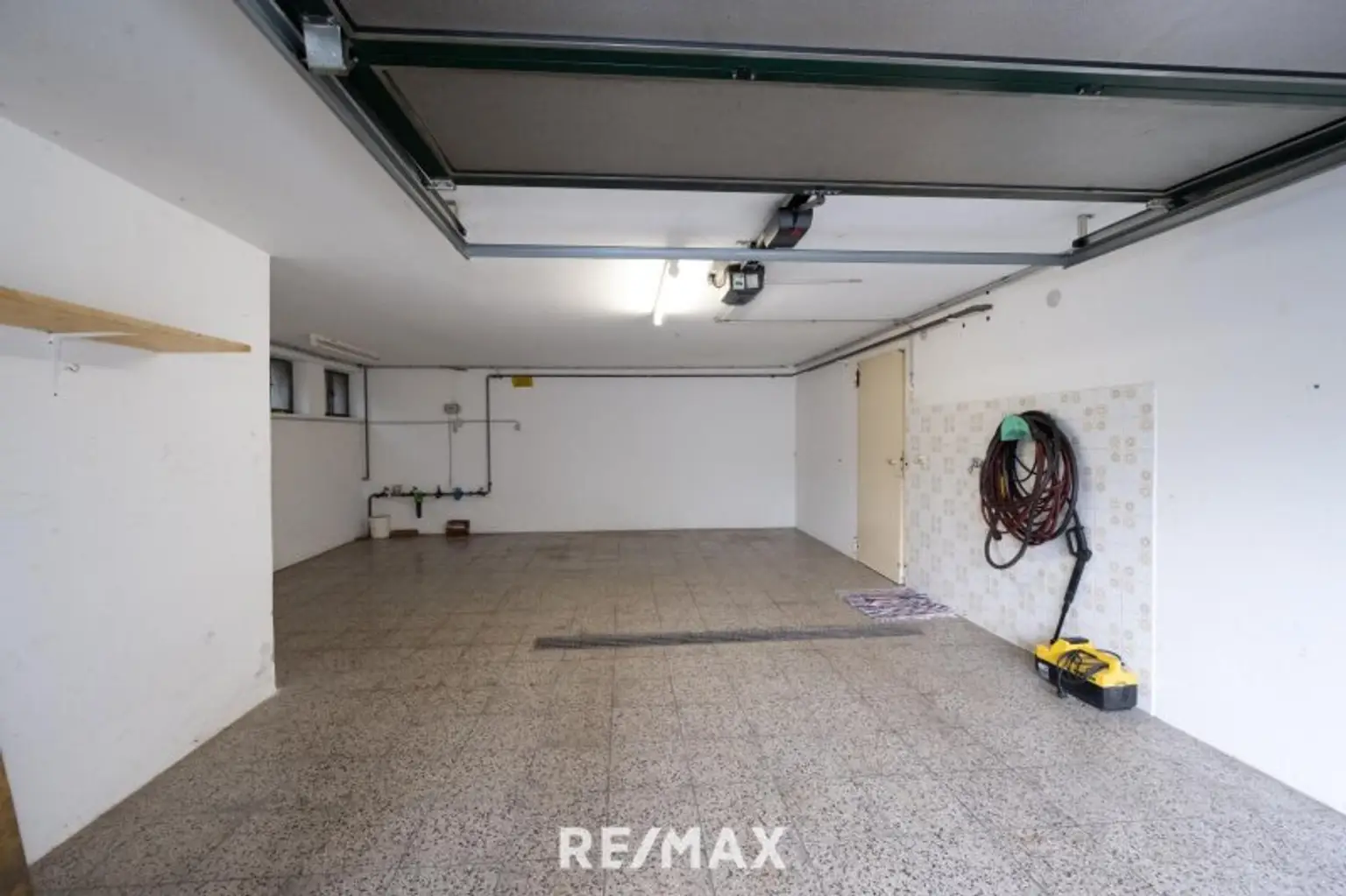 Doppelgarage mit direktem Zugang zum KG