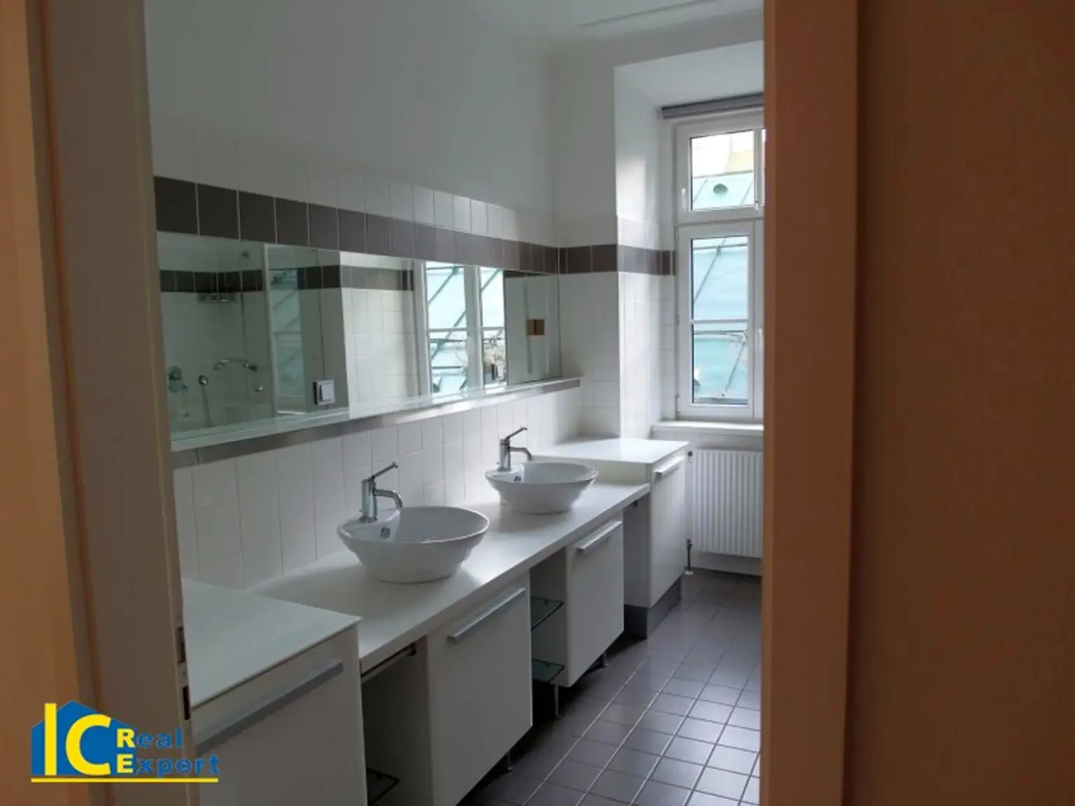 Großzügige Stadtwohnung im Biedermeierhaus, –schön, gepflegt und mit Garage!
