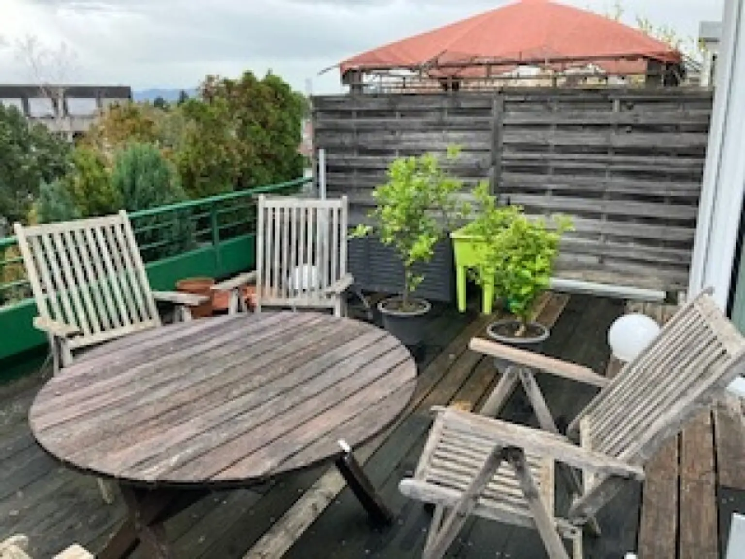 Schöne, sonnige Maisonette 3-Zimmer-Wohnung mit großer Dachterrasse sowie 2 Balkonen und 2 PKW-Abstellplätzen in Salzachnähe/Josefiau zu verkaufen