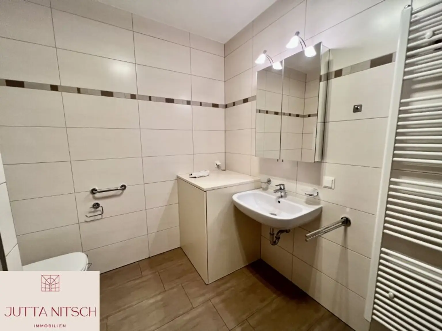 Barrierefreie Gartenwohnung mit zwei Terrassen und zwei Garagenplätzen - Gießhübl Zentrum