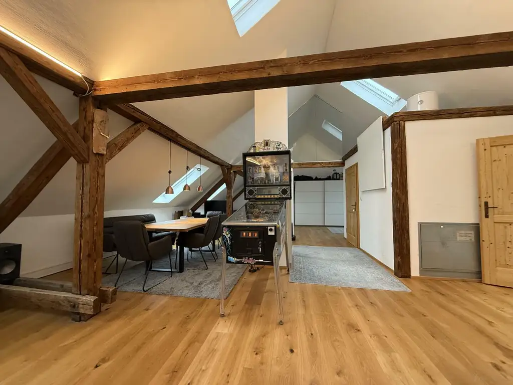 Seltene Gelegenheit! Hochwertige, offen geschnittene Wohnung mit Uhrturm-Blick
