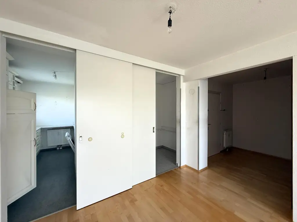 Eine helle, renovierungsbedürftige 3-Zimmer Wohnung // A bright 3-room apartment in need of renovation //