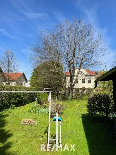 schöner Garten abseits der Straße