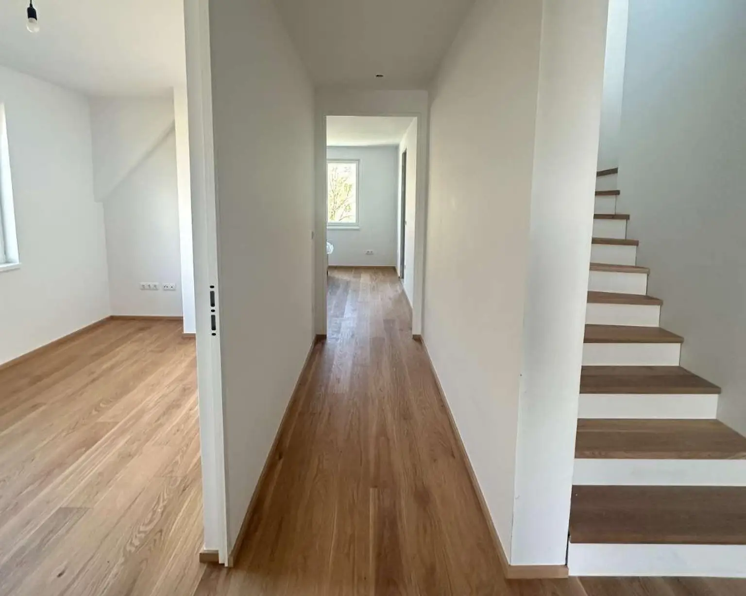 "Nur noch eine Einheit! Luxus-Doppelhaus mit Tiefgarage, Keller, Dachterrasse & Smart-Home - auf Eigengrund!"</"