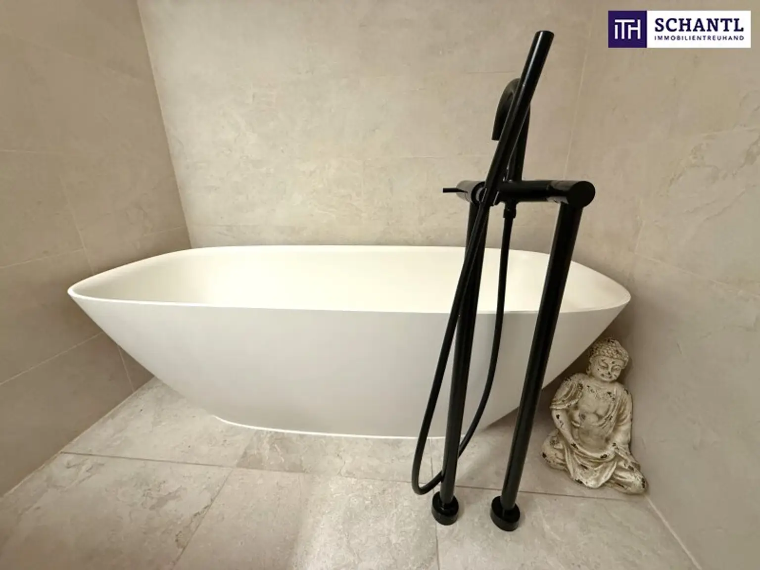 Zeitlose Eleganz trifft modernen Wohnkomfort – stilvoll sanierte 3,5-Zimmer-Altbauwohnung mit Designküche, zwei Außenflächen & Toplage nahe dem Türkenschanzpark