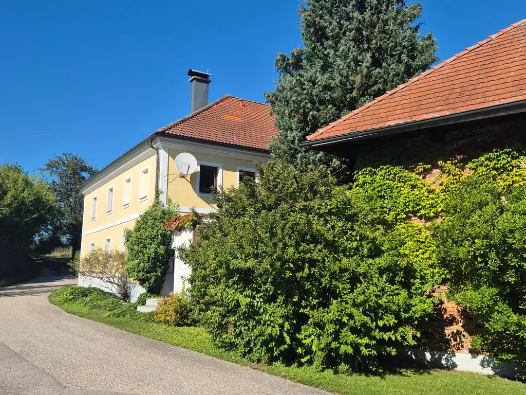 Wunderschöner Dreikanthof in Ruhelage mit Reithalle