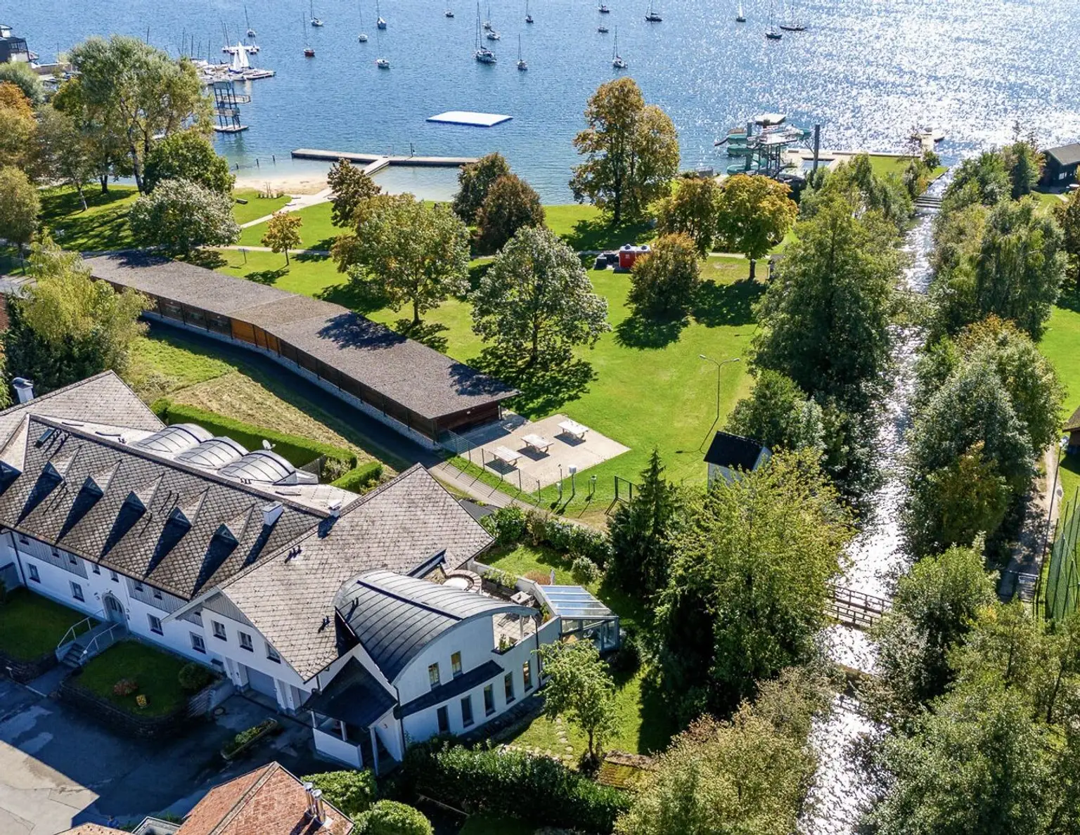 PREMIUM Wohnen am Mondsee - Seenähe - Haus im Haus - 270 m² Wohnfläche, Wintergarten, Eigengarten und Garage