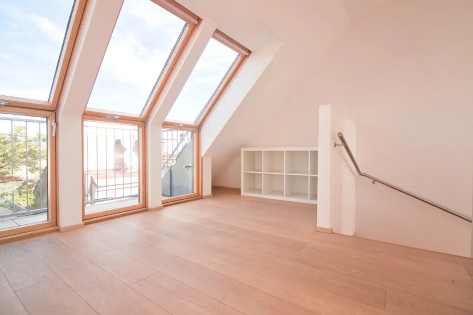 Helle, großzügige Maisonette-Wohnung mit 2 Bädern | ~ 20 m² große, private Terrasse direkt auf Wohnebene | Nahe Elterleinplatz