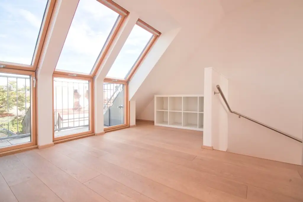 Helle, großzügige Maisonette-Wohnung mit 2 Bädern | ~ 20 m² große, private Terrasse direkt auf Wohnebene | Nahe Elterleinplatz