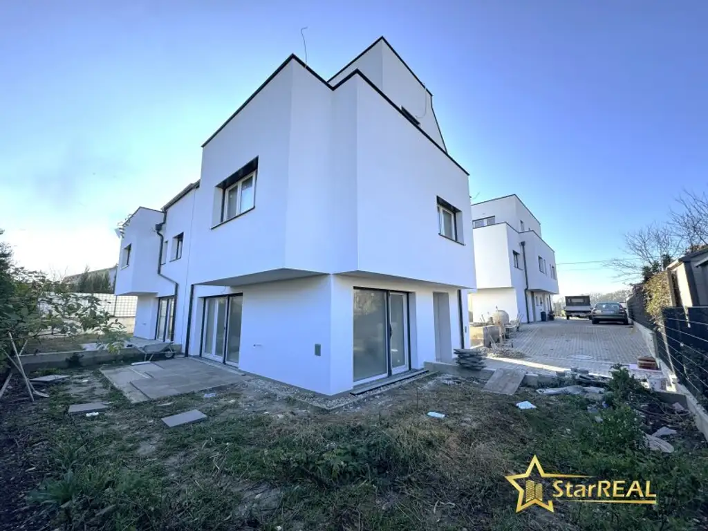 TOP DEAL! SCHLÜSSELFERTIGES EINZELHAUS! 5 ZIMMER/ 3 BADEZIMMER/ 3 TOILETTEN. INKLUSIVE STELLPLATZ.