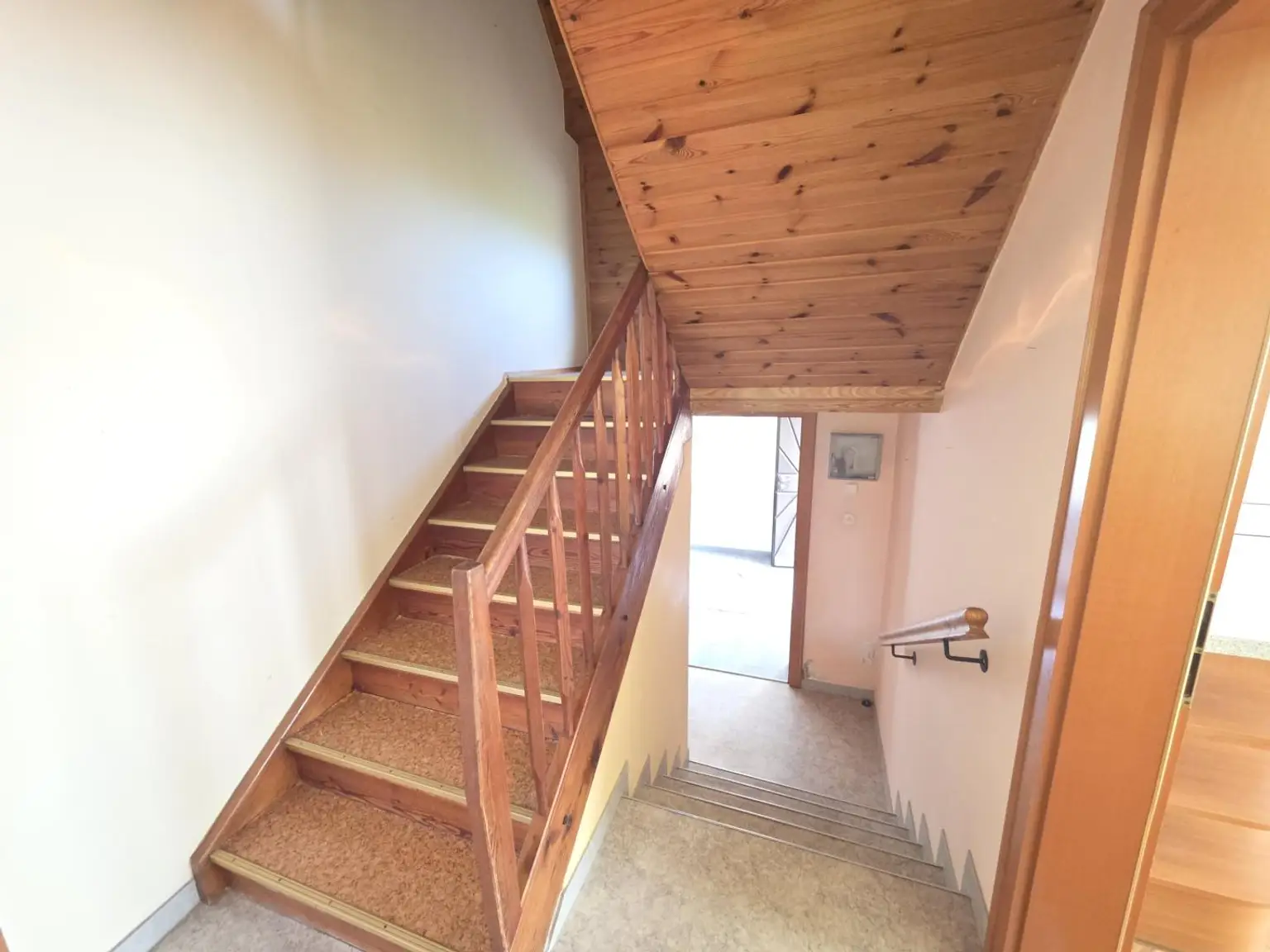 Voraum mit Treppe ins DG
