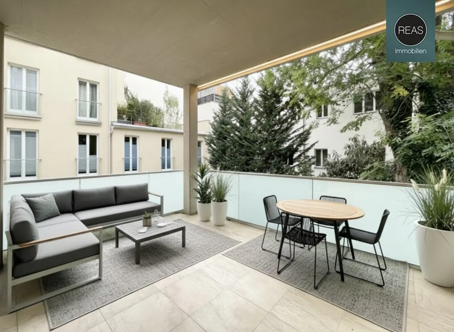 Provisionsfrei: Wunderschönes Apartment mit ruhiger Balkon-Terrasse bei der Orangerie Schönbrunn!