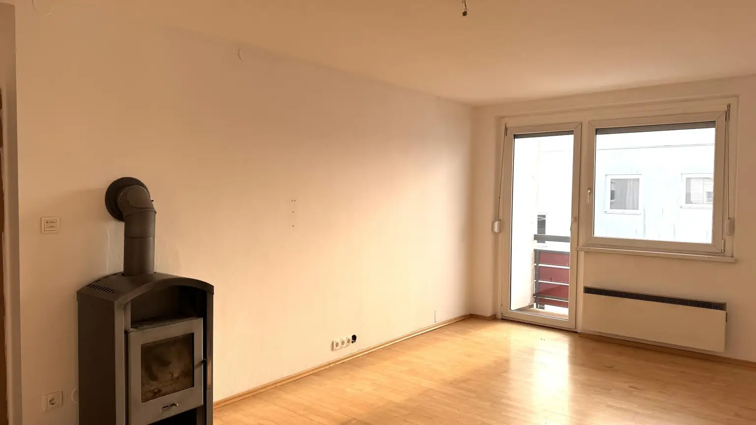 Wohnzimmer mit Balkon und Schwedenofen