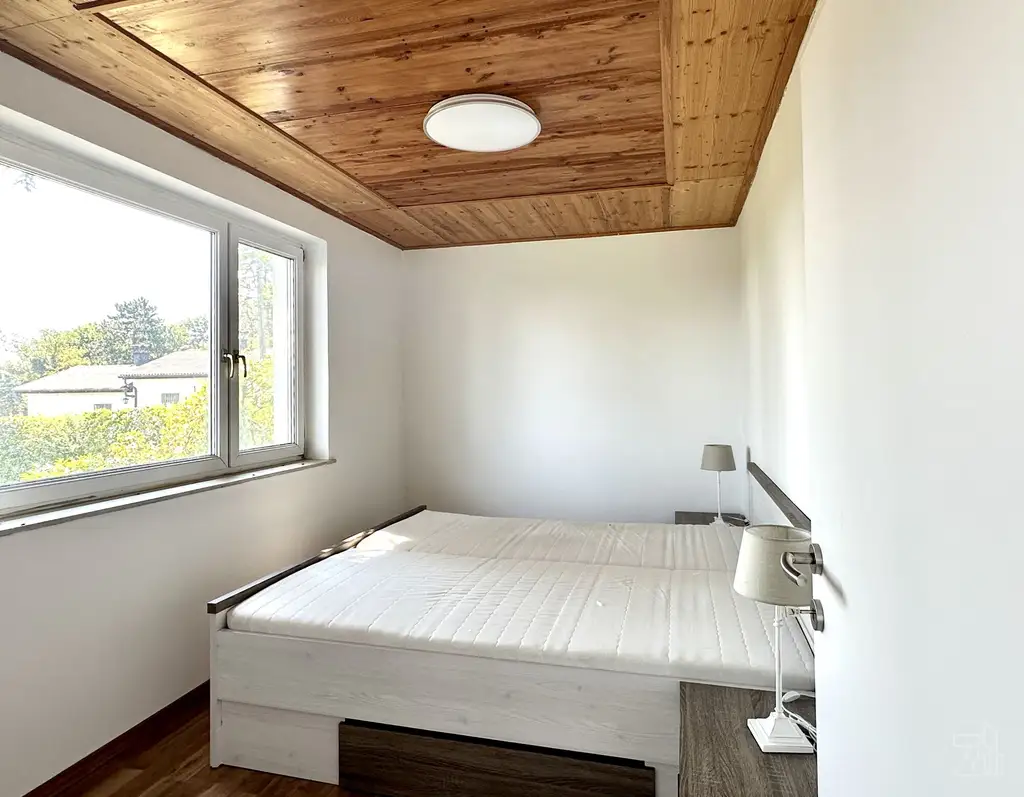 Charmanter Bungalow auf großzügigem Grundstück mit Seeblick