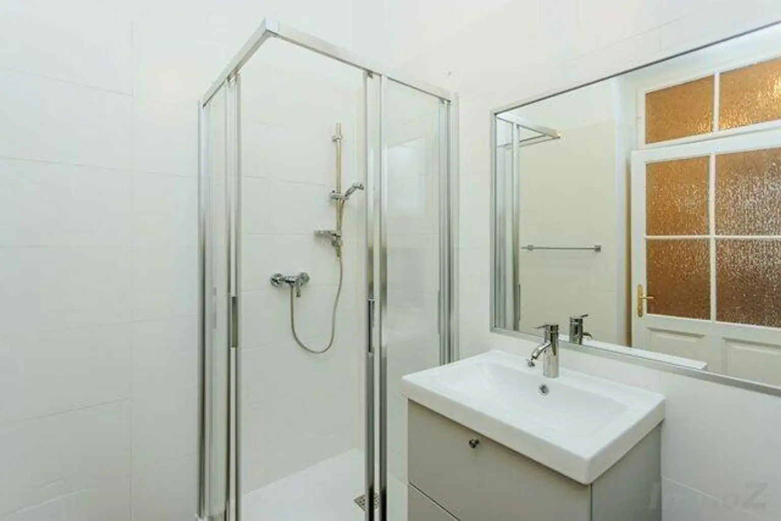 Bad mit Dusche und Waschmaschinenanschluss