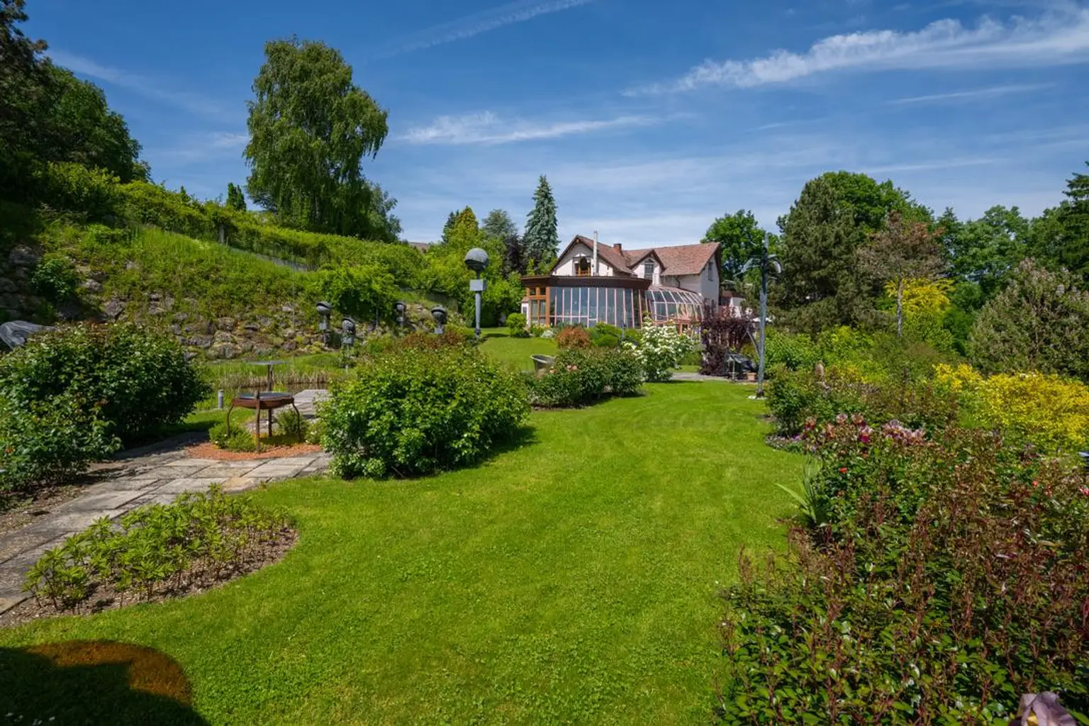 Uneinsehbares Wohnjuwel mit 7.984 m² Grundstück – einzigartiges Naturparadies mit herrlichem Panoramablick am Heuberg in Dietach!