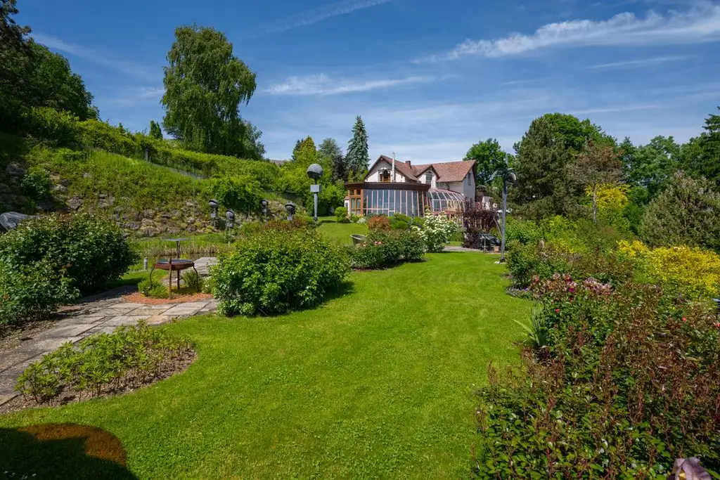 Uneinsehbares Wohnjuwel mit 7.984 m² Grundstück – einzigartiges Naturparadies mit herrlichem Panoramablick am Heuberg in Dietach!