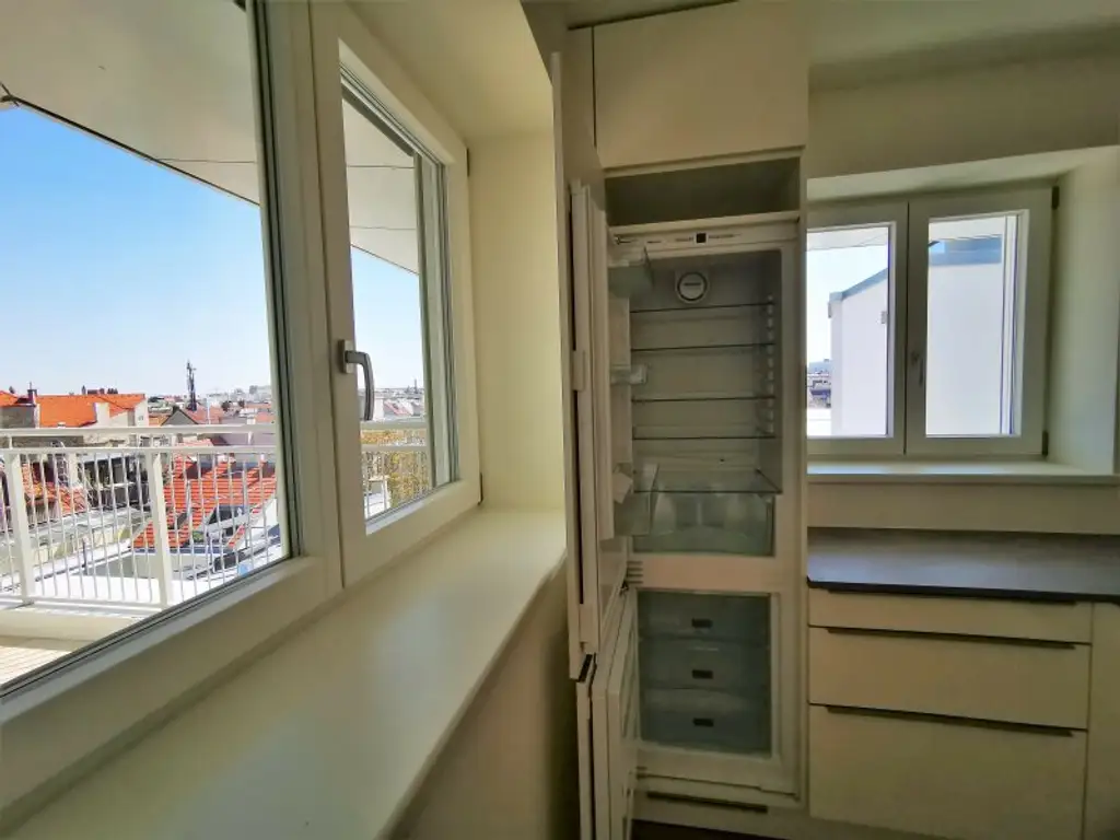 URANIA: 3 Zimmer mit hofseitiger Terrasse in Ruhelage: Luxus pur in Citynähe