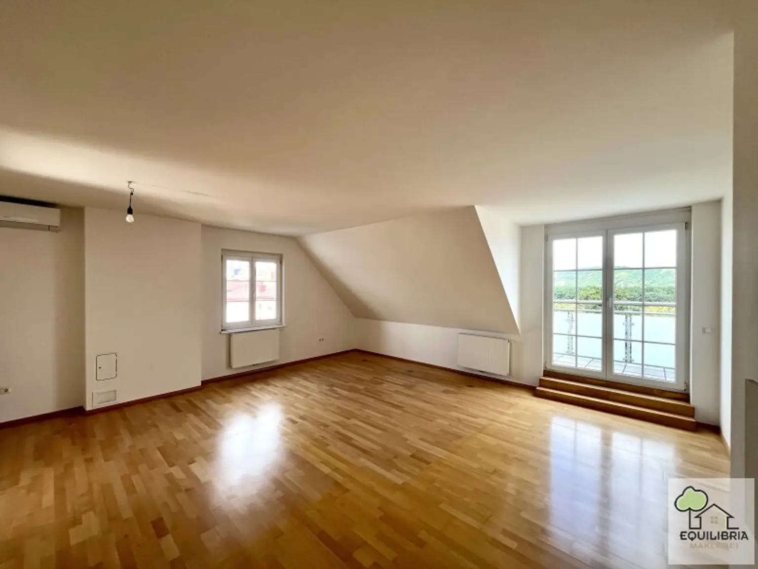 Traumhafte DG-Wohnung im Zentrum von Klosterneuburg -  57m2 große  Dachterrasse - Gekühlt  - Garage - Gartennutzung!