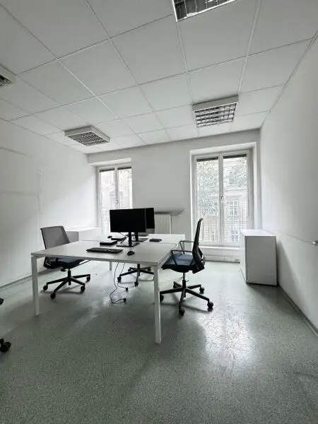 Zentrale Bürofläche mit 10 Zimmern und Stellplatz – ideal für Praxis oder Kanzlei