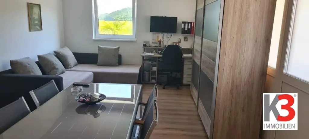 K3 präsentiert Wohnung mit Pool, Teich, Einliegerwohnung und Doppelcarport in absoluter Ruhelage