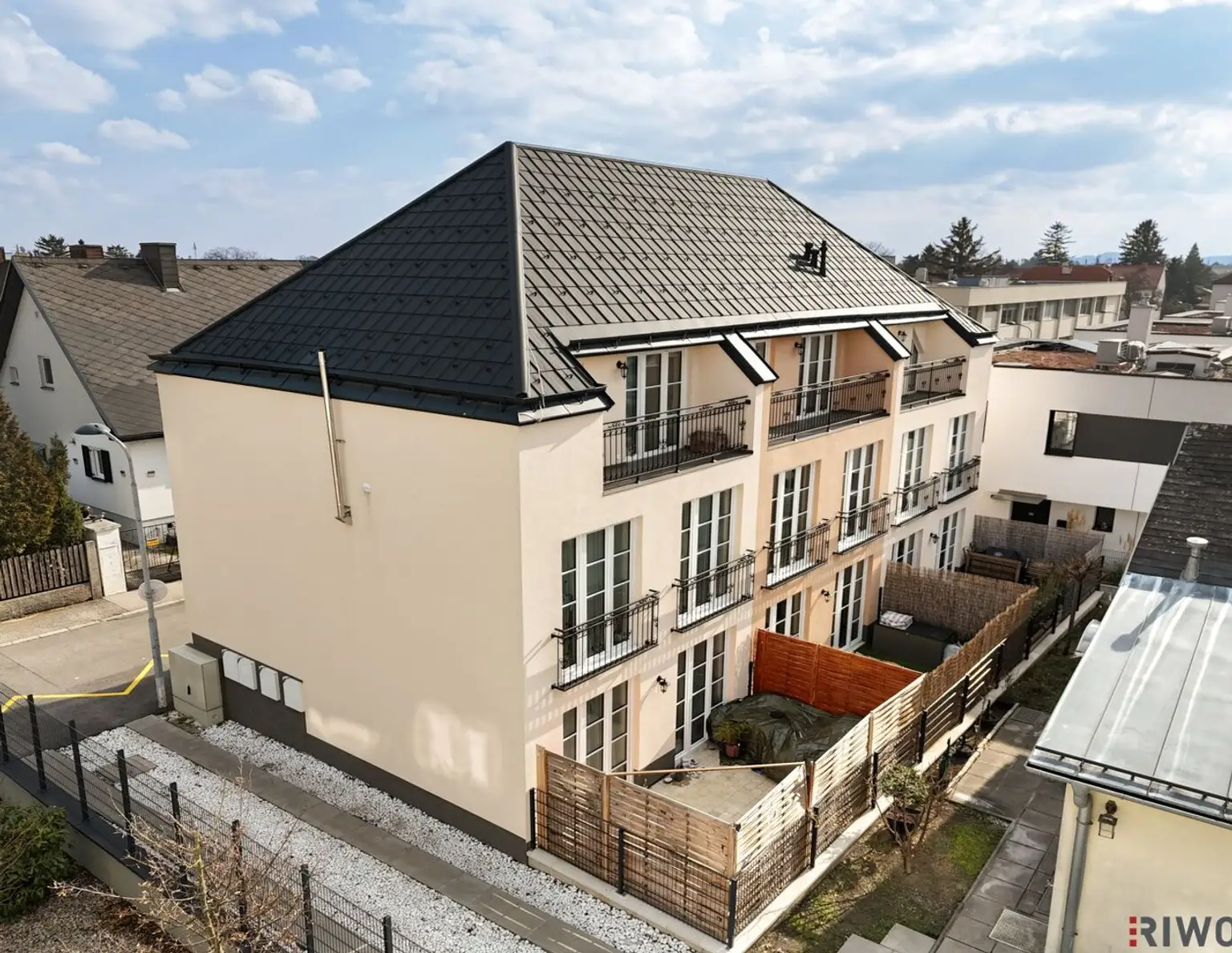 Nachhaltig vermietetes Anlagepaket mit ca. 376m² WNF | Ein Einfamilienhaus und drei Reihenhäuser | HMZ-Erhöhungen für 2026 & 2028 vereinbart