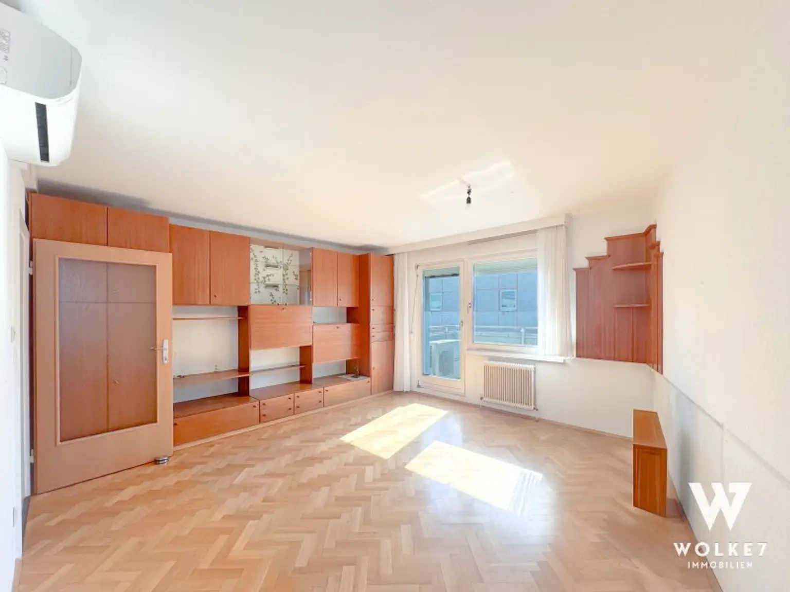 Gut aufgeteilte Wohnung mit Balkon | KFZ Stellplatz | Klimaanlage | Nähe U-Bahn U4 & 57a
