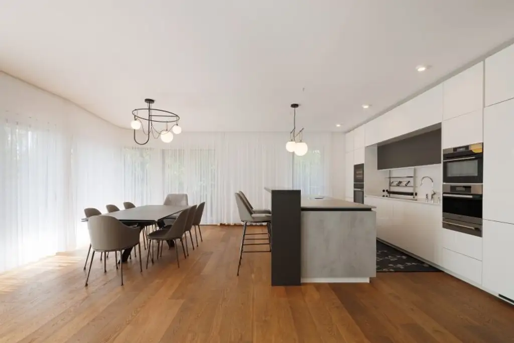 WOHNUNG mit 300 m² Privatgarten im 1190 Wien + Pool und Gym Nähe American Int. School