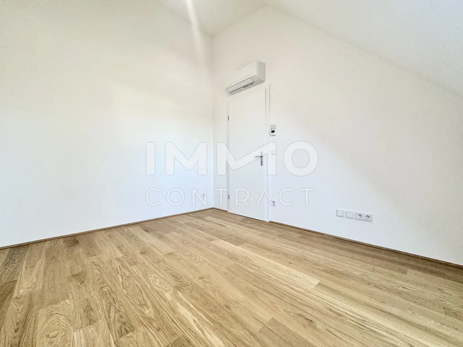 lichtdurchflutete 4-Zimmer-Penthousewohnung mit Balkon in Hietzing