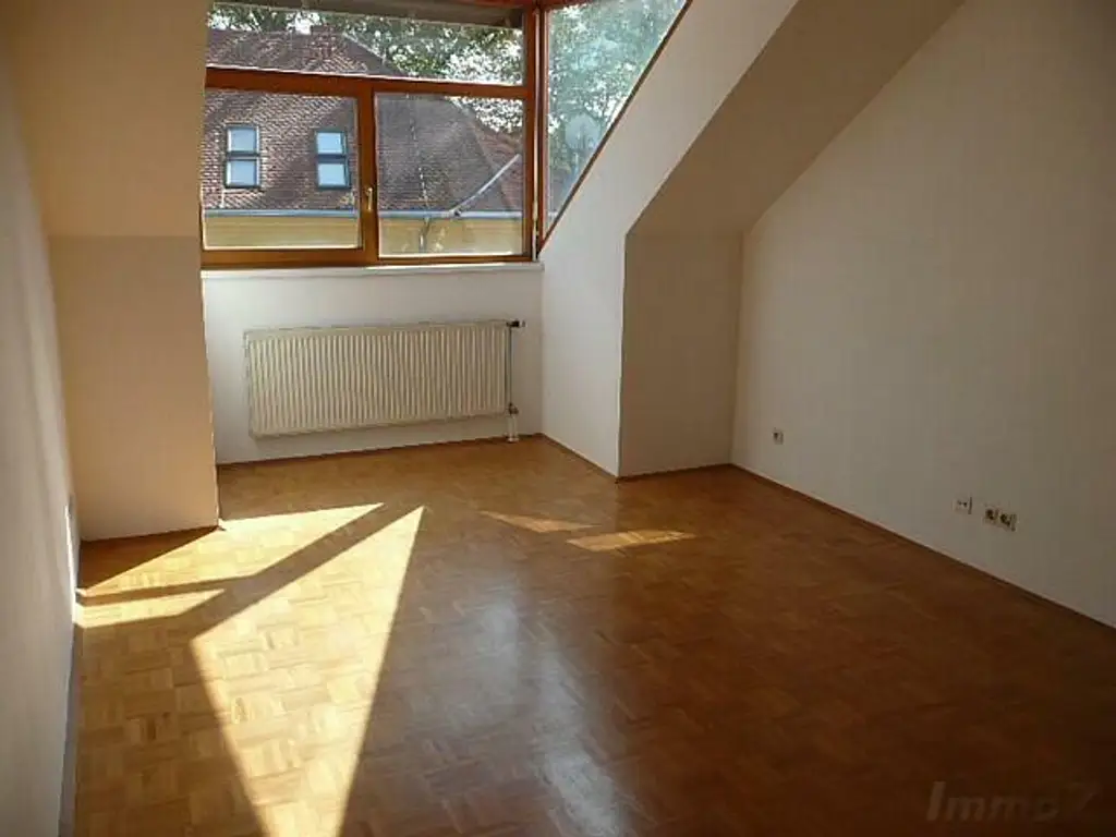 Sanierte 2-Zimmer DG-Wohnung mit Gartennutzung bei UNI und LKH