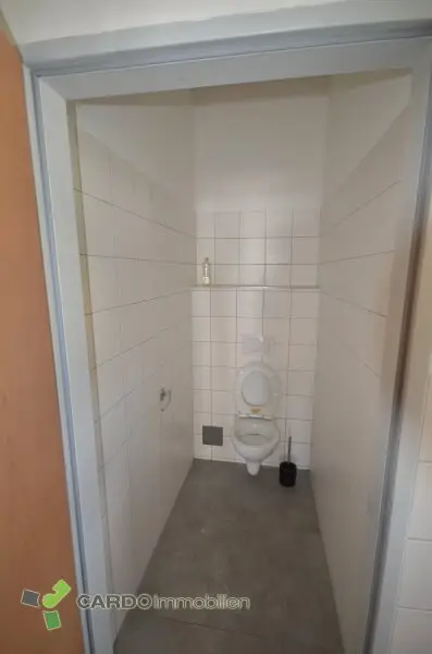 Geschäftslokal mit ca. 100 m² in branchenfreier Nutzung – großer Verkaufsraum, Büro/Personalbereich & eigene Parkplätze