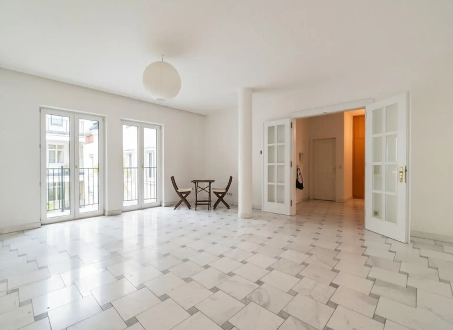 LINDENGASSE - Weitläufiger Wohnraum mit Balkon