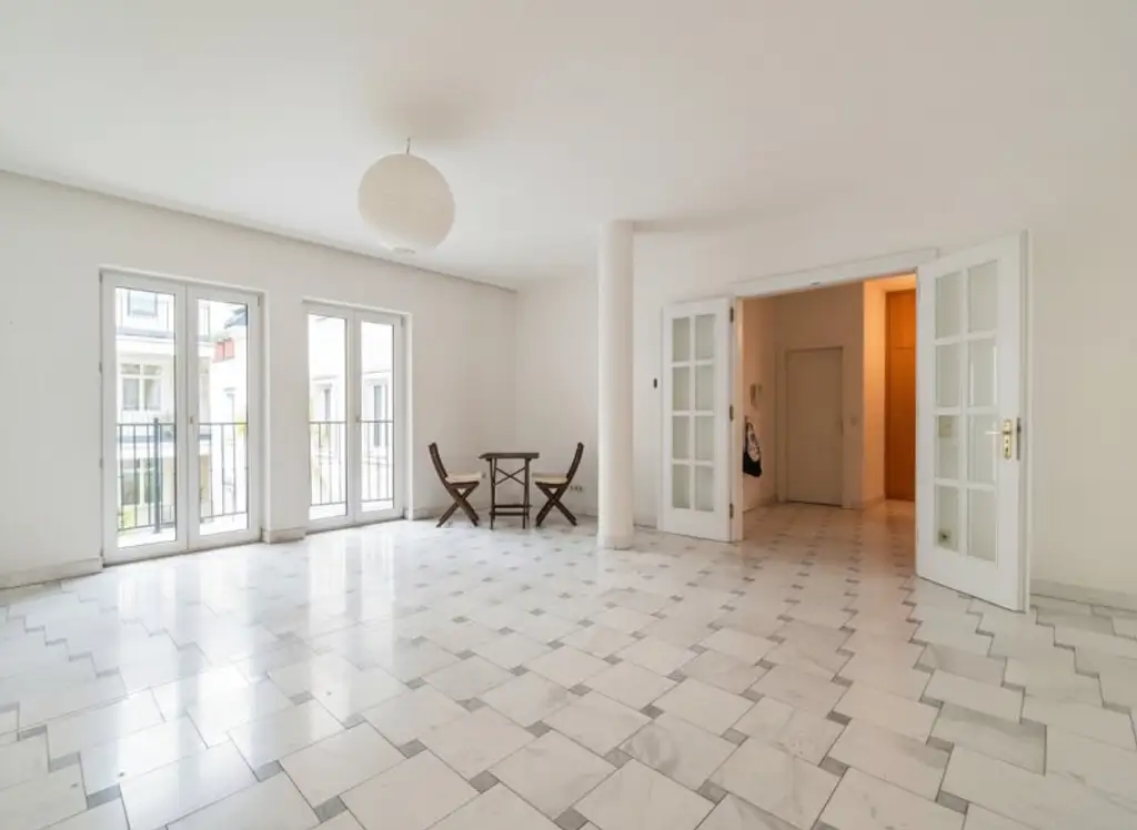 LINDENGASSE - Weitläufiger Wohnraum mit Balkon