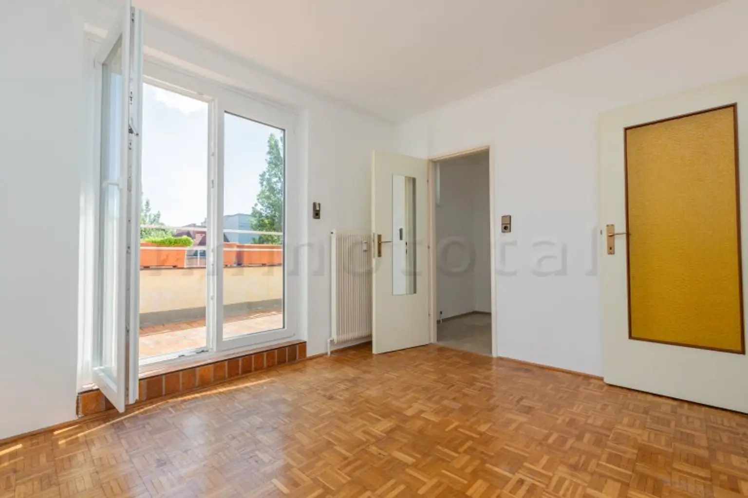 Rainergasse: Sonnige Dachgeschosswohnung mit 12 m2 Südterrasse und optionalen KFZ-Stellplätzen