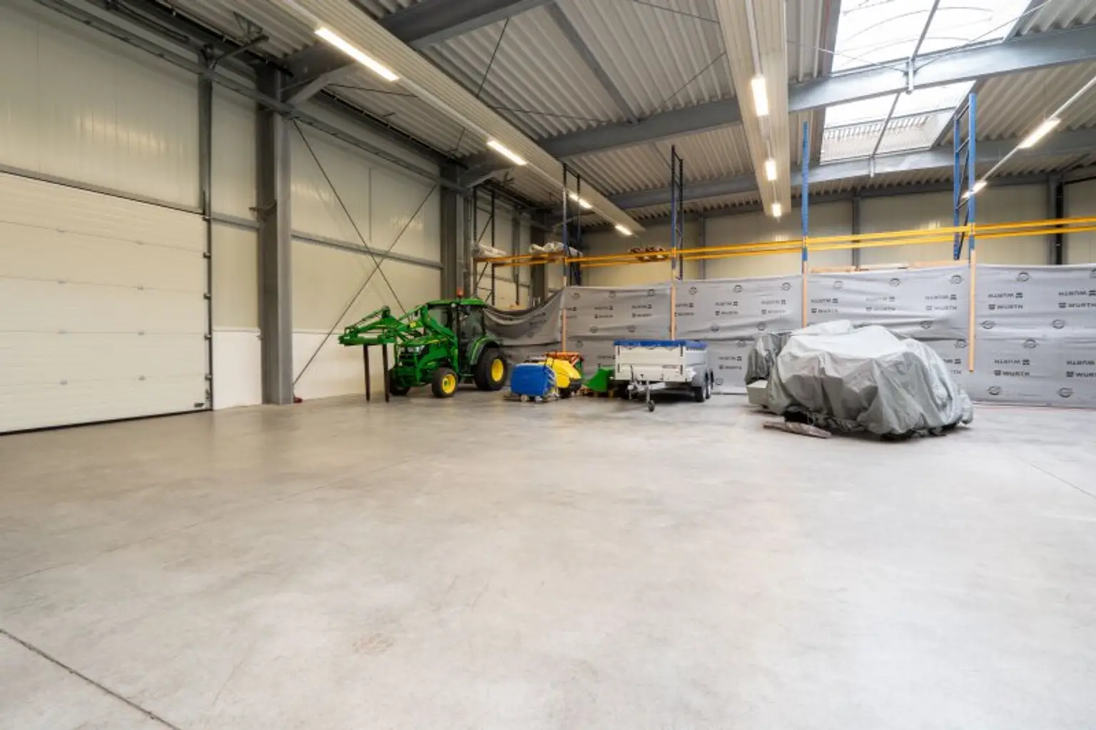 Moderne Gewerbehalle mit Büroflächen in Pinsdorf zu mieten!