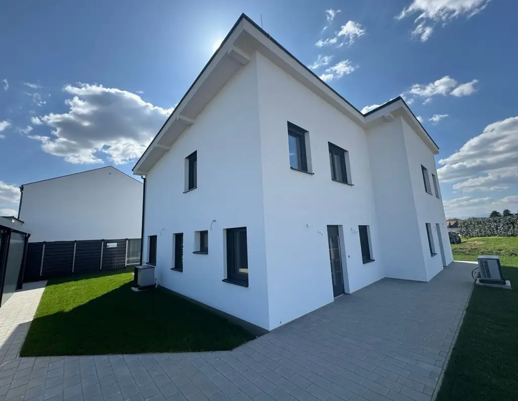 Sonnige Doppelhaushälfte mit Doppelcarport, Kellerersatzraum und großer Südterrasse!