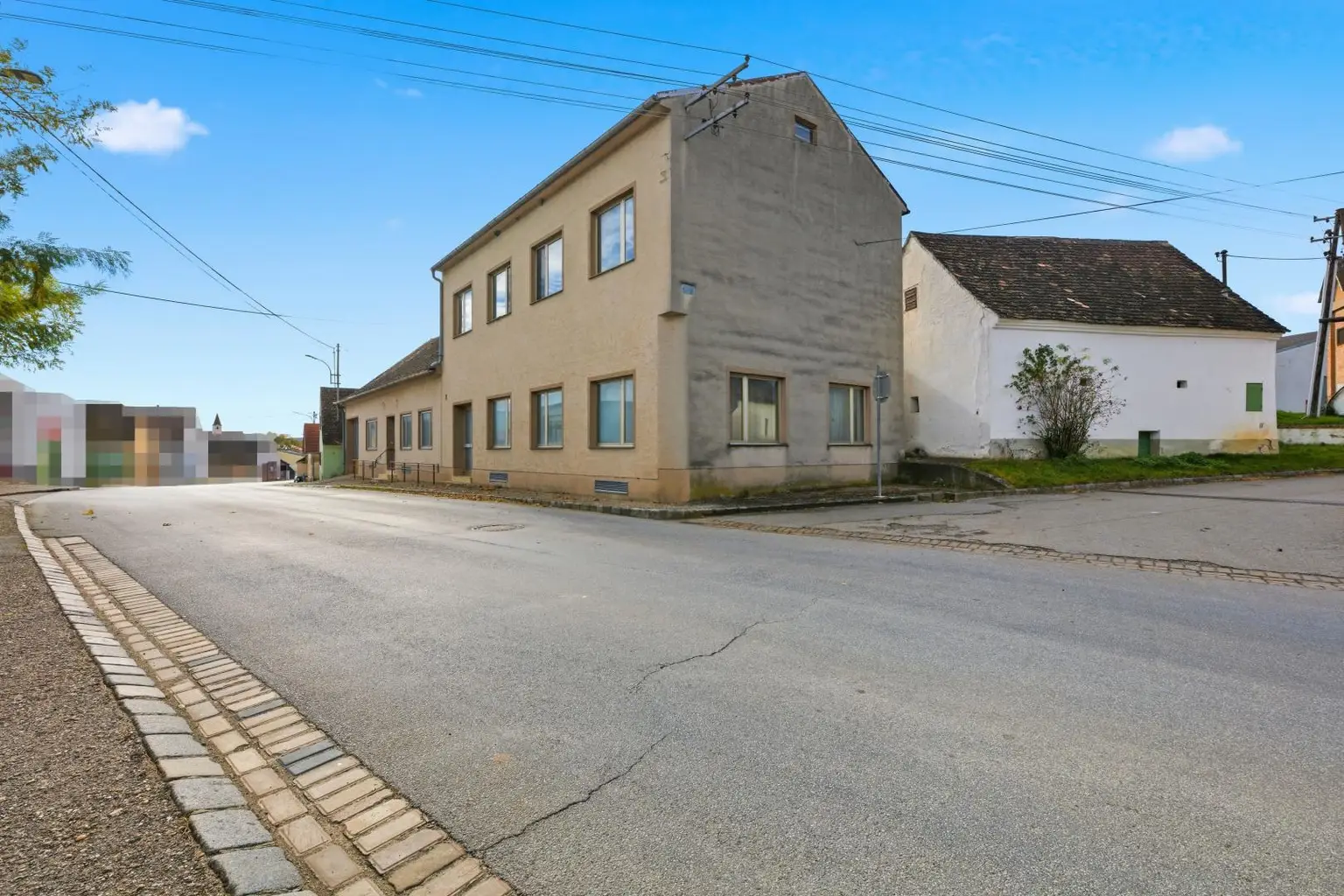 Vielseitige Gewerbe- und Wohnliegenschaft: diverse Hallenflächen, Wohngebäude und ein großzügiges Grundstück!