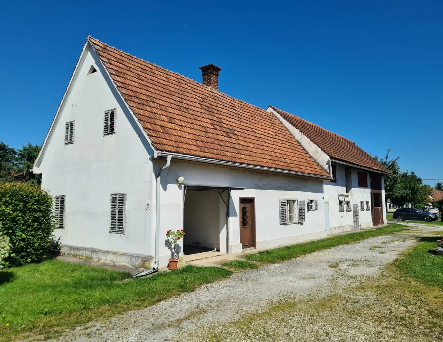 Großzügige Hofstelle im Bauland mit Wohnhaus sowie vier weitere Nebengebäude in zentraler Lage