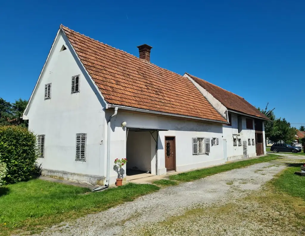 Großzügige Hofstelle im Bauland mit Wohnhaus sowie vier weitere Nebengebäude in zentraler Lage
