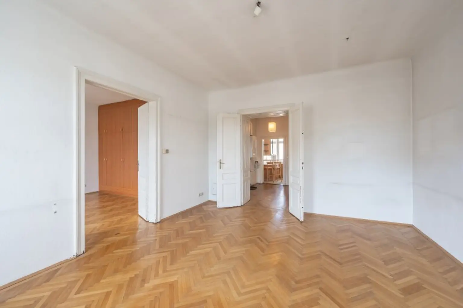 ***NEU*** Gepflegte 3 Zimmer Wohnung in repräsentativem Stilaltbau! in TOP-Lage!!