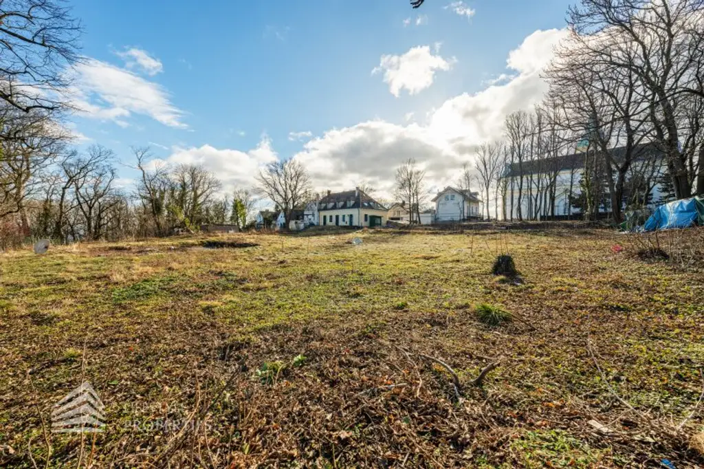 Exklusives Baugrundstück in einzigartiger Lage mit Einreichplanung!