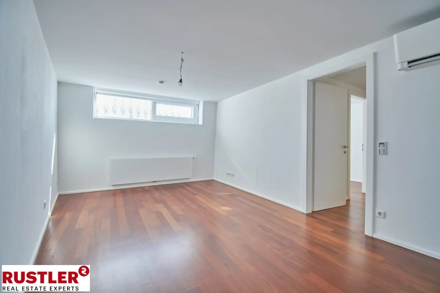 TRAUMHAFTE DG-WOHNUNG MIT BLICK AUF DIE KARLSKIRCHE!