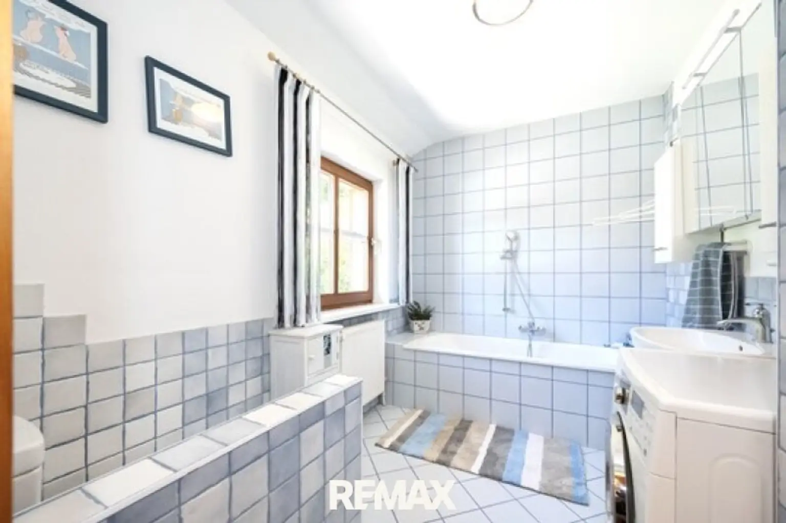 Badezimmer (OG/DG)