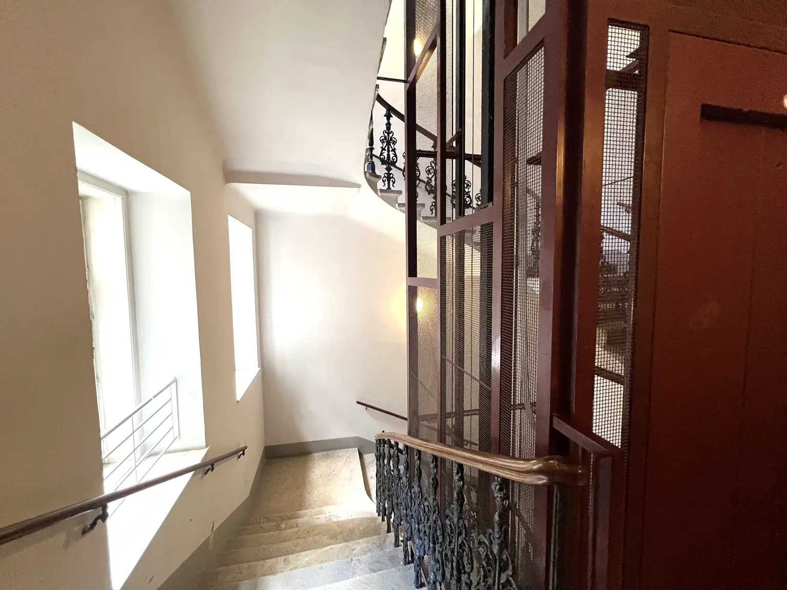 UNBEFRISTET und ERSTBEZUG: Prachtvolle, ruhige und klimatisierte Altbauwohnung in fantastischer Lage / FIRST OCCUPANCY: Quiet, air-conditioned flat in a historic building in a fantastic location
