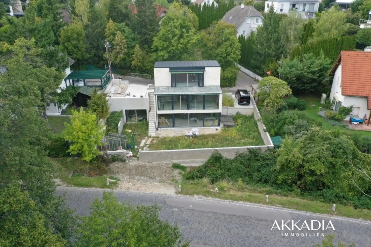 Neuwaldegg Hideaway: Neubau mit Pool, großem Garten & Naturstein
