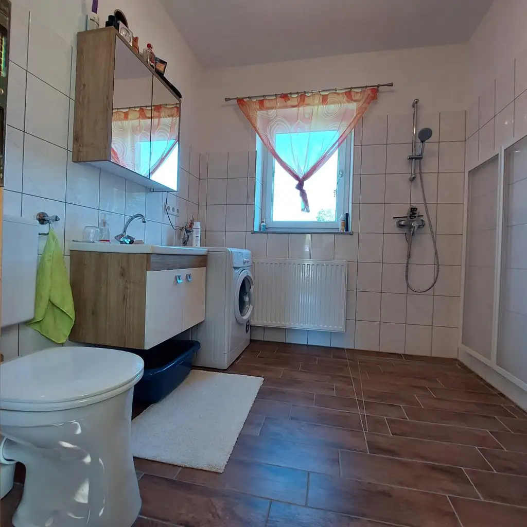 Haus mit zwei getrennten Wohneinheiten in ruhiger Lage