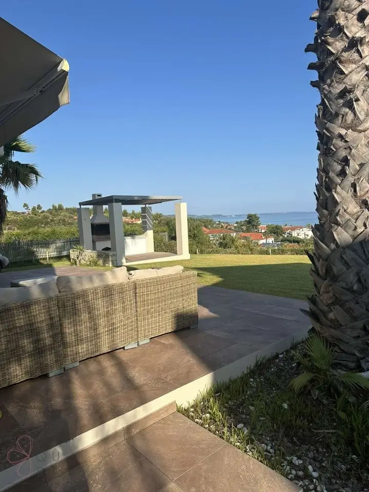 Pefkochori – Stilvolle Maisonette auf großem Grundstück nur wenige Schritte vom Strand