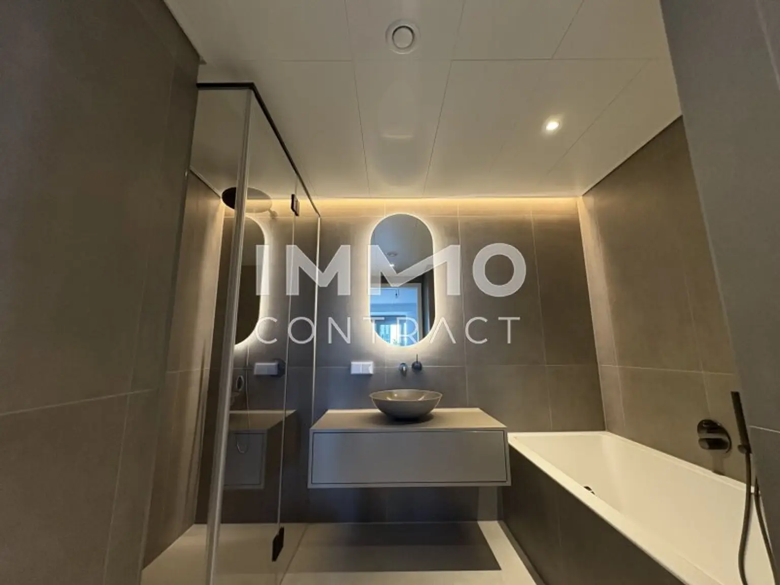 Badezimmer mit Wanne & Dusche