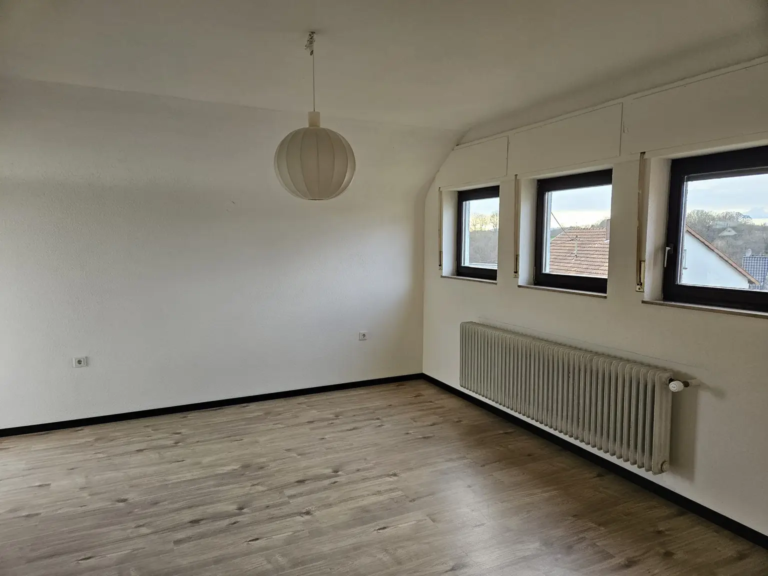 MIETE: Attraktives, freistehendes Einfamilienhaus 
mit großzügigem Wohngefühl und Privatsphäre...!
