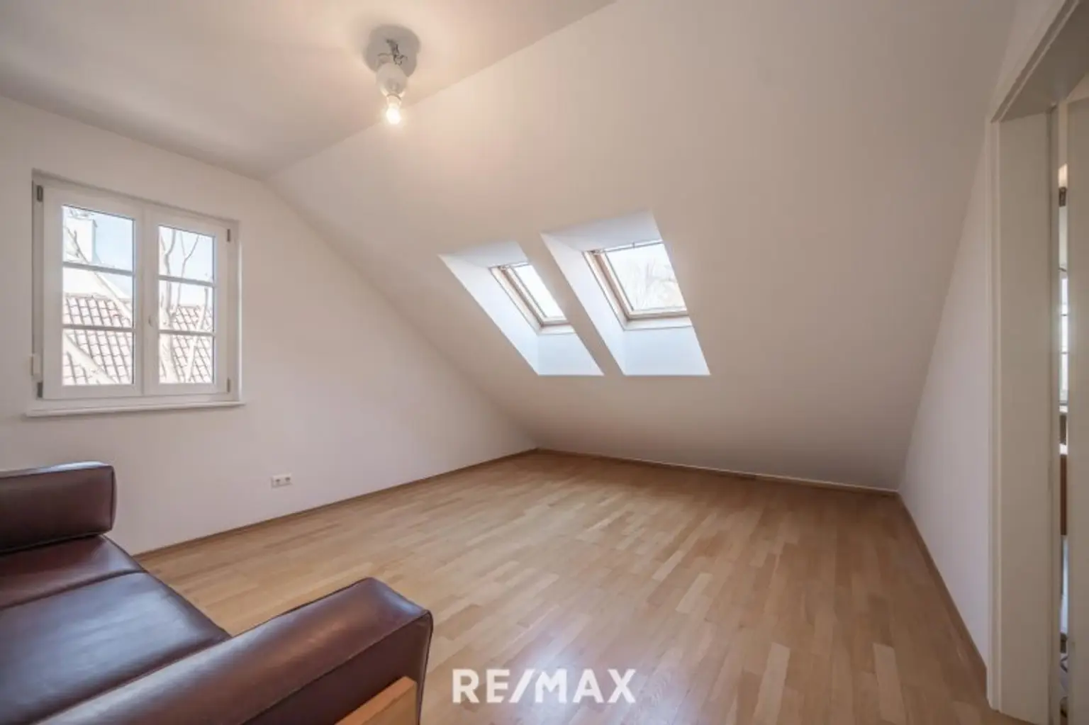 Elegante Villa im Landhausstil mit Riesengarage